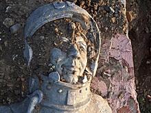 На Сахалине разбираются, кто выбросил памятник Гагарину