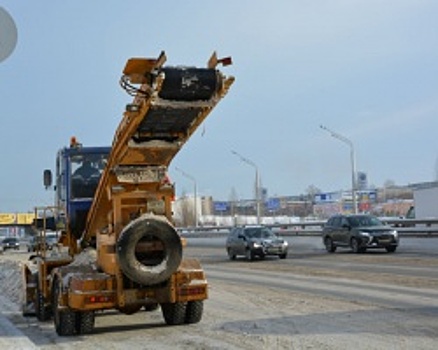 В Уфе проспект Салавата Юлаева очищают от снега