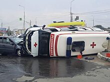 В Омске автоледи ехала на «красный» и врезалась в скорую помощь