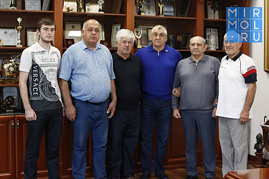 Министру спорта Дагестана вручили удостоверение и значок Союза ветеранов ополчения 1999 года