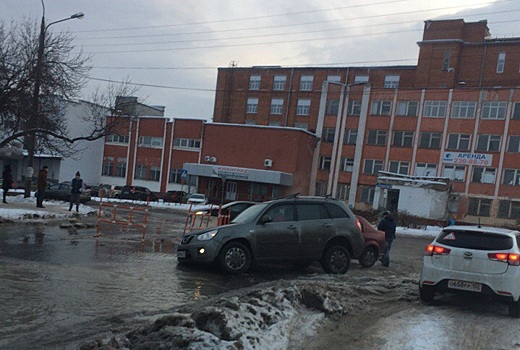 Внедорожник провалился в яму в Нижнем Новгороде (ФОТО)