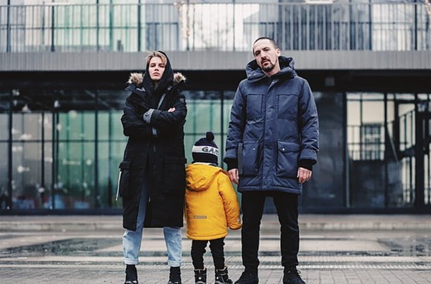 Многие поклонники предполагают, что. Мельникова предпочла семью карьере. В 2013 году она вышла замуж за актера Артура Смольянинова. В 2015 у них родился первенец, а спустя три года появился на свет второй сын.