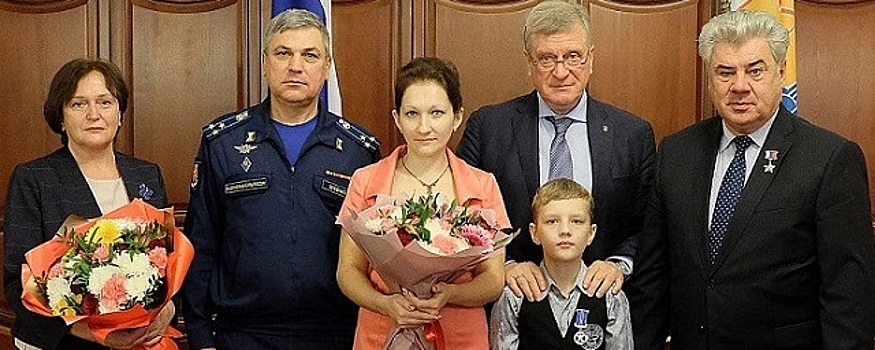 В Кировской области наградили школьника, спасшего девочку из ямы с кипятком