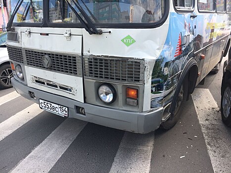 Автобус с пассажирами попал в аварию на Ипподромской