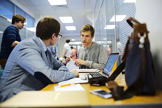 Опрос: Треть россиян планируют работать в новогодние праздники