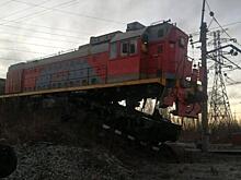 В Первоуральске тепловоз эпично завис над откосом
