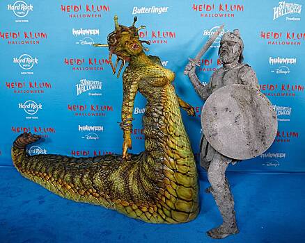 Ирина Шейк в образе порнозвезды, гладиатор Павел Дуров и Маколей Калкин в костюме унитаза. Чем удивляли звезды на Хеллоуин?