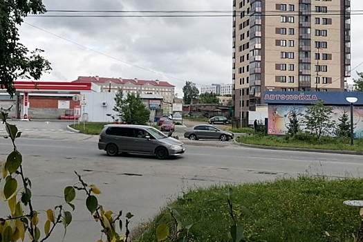 В Новосибирске на продажу выставили бассейн в жилом доме: жители против