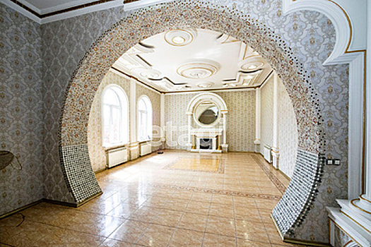 В российском городе решили избавиться от особняка с позолотой и обоями Versace