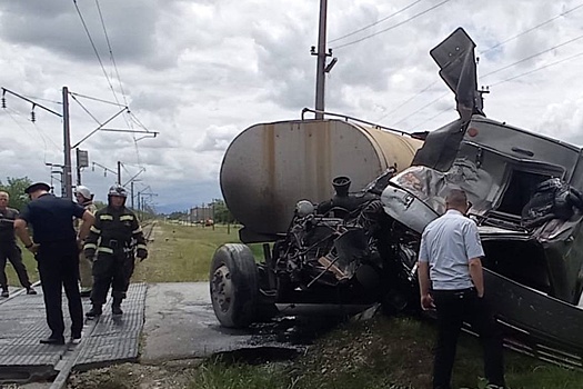 Водитель автоцистерны пострадал в ДТП с локомотивом в Северной Осетии