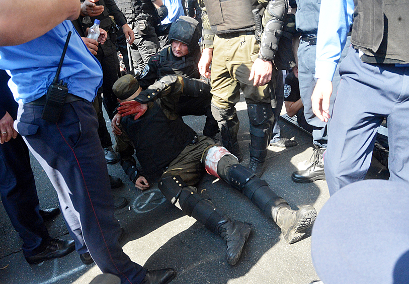 Журналисты, которые работают сегодня Верховной рады в Киеве, сообщают, что после взрыва боевой гранаты и столкновений митингующих с силовиками площадь у здания залита кровью