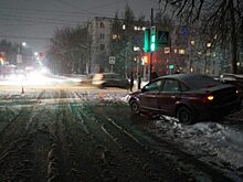 В Орел Peugeot «впечатал» Ford в светофор и ограждение