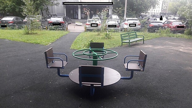 На детской площадке по улице Маршала Мерецкова отремонтировали карусель