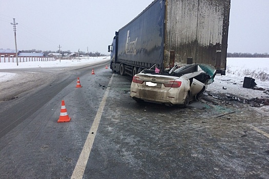 Водителя зажало в кабине: в Красноярском районе Toyota заехала под грузовик