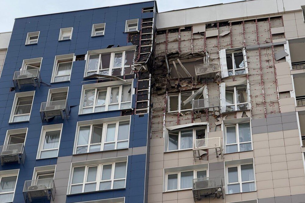 В Белгороде БПЛА атаковал многоквартирный дом