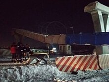 Под Уфой водитель грузовика погиб, врезавшись в надземный переход