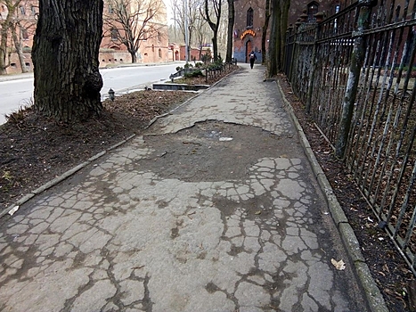 Тротуары и придомовые территории: Елена Дятлова рассказала, на что чаще всего жалуются горожане 