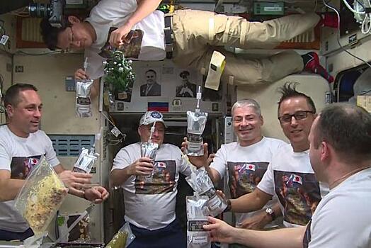 Российские космонавты нарезали оливье