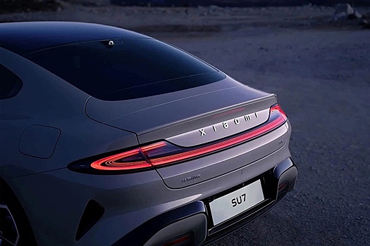 Xiaomi SU7 упал в пруд во время автопарковки: инцидент сняли на видео