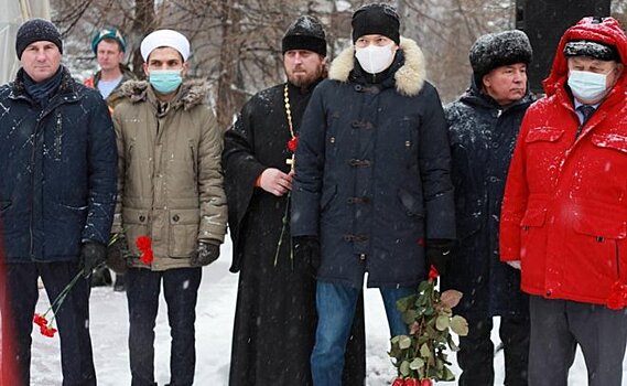 В Альметьевске установили памятник основателю ВДВ генералу Василию Маргелову