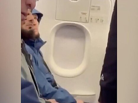 Хабиба Нурмагомедова сняли с рейса в США