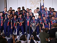 Макрон пожал руку Сафонову на чествовании "ПСЖ" после победы в Лиге чемпионов