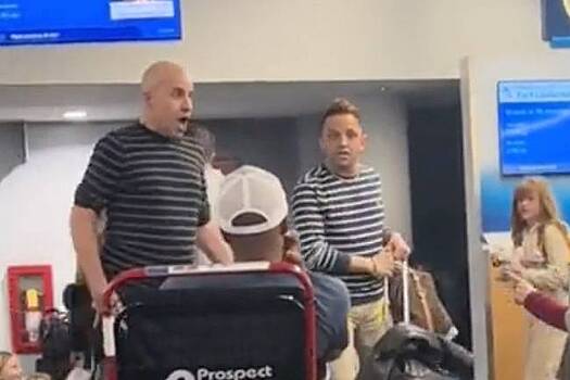 Двое мужчин разругались в аэропорту, обматерили инвалида и попали на видео