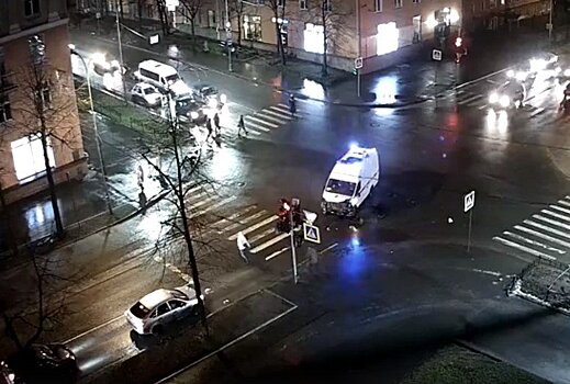 В центре Петрозаводска иномарка столкнулась со «скорой»