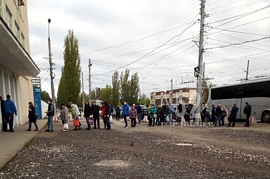 Большая очередь образовалась на проходной Нижегородского машиностроительного завода