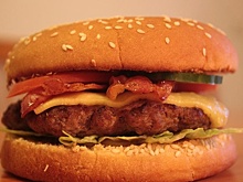 В отделения Сбербанка придет McDonald's