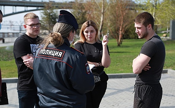 Ломают заборы и скандалят с полицией: новосибирцы не покидают набережную