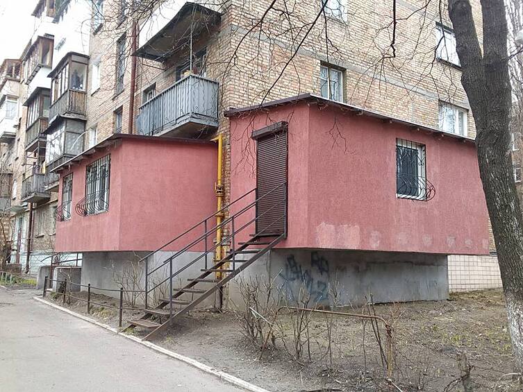 Когда очень не хочется сталкиваться с соседями.