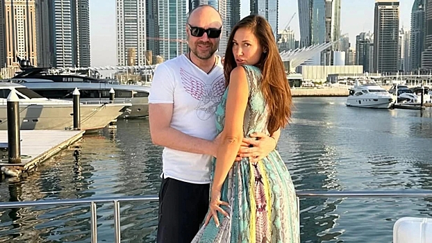Возлюбленный Дибровой официально развелся с женой