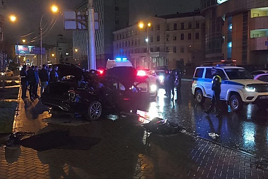 Момент смертельного ДТП попал на камеру наблюдения в центре Новосибирска