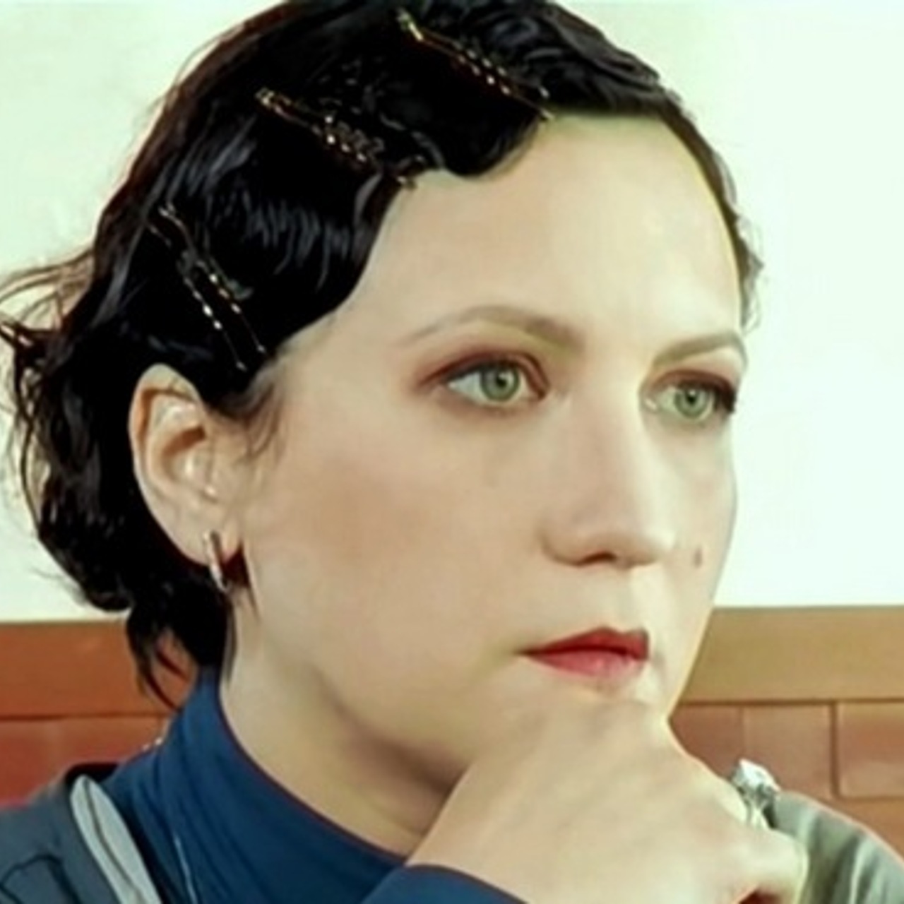 Сібір ауылының жалаңаш қызы