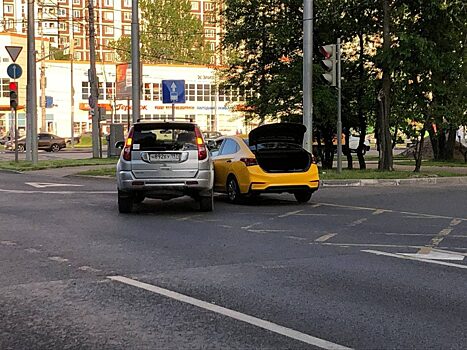 Авария с участием такси затруднила движение на перекрестке у метро "Алтуфьево"