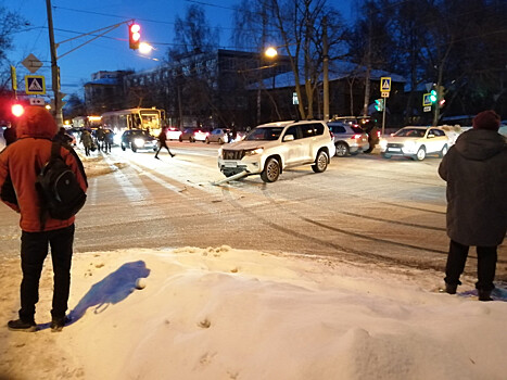 Две иномарки столкнулись на трамвайных путях в Нижнем Новгороде