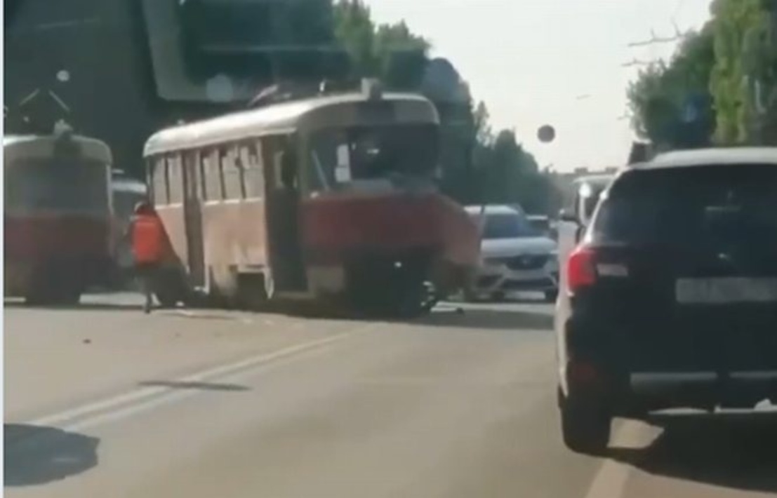 Трамвай попал в дтп