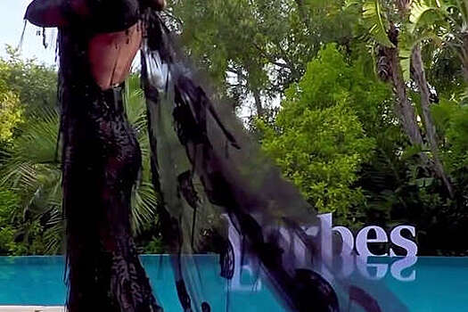 Певица Вера Брежнева в кружевном платье спела у бассейна