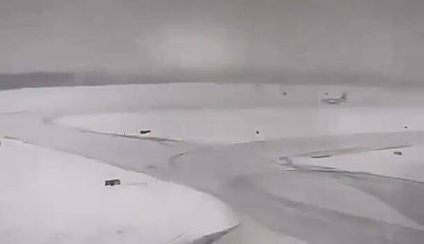 Самолет с десятками пассажиров угодил в сугроб во время посадки и попал на видео