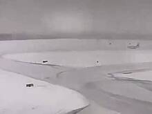 Самолет с десятками пассажиров угодил в сугроб во время посадки и попал на видео