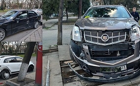 В Краснодаре иномарка после ДТП вылетела на тротуар