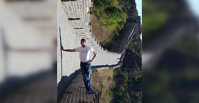 Мужчина сделал фотографию на Китайской стене, но немногие могу понять, в чём загвоздка. Его фантазии можно позавидовать