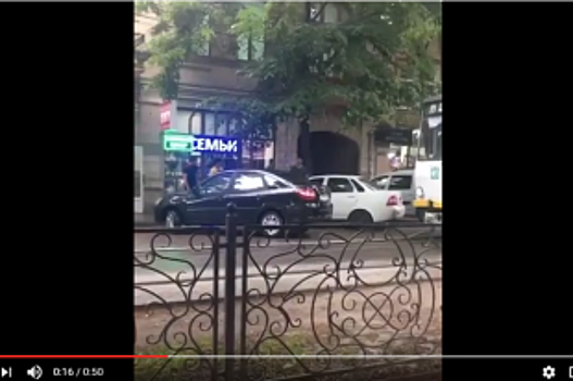 Пятигорчан возмутила автоледи, которая припарковалась на трамвайных путях