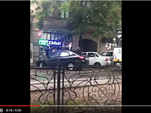 Пятигорчан возмутила автоледи, которая припарковалась на трамвайных путях