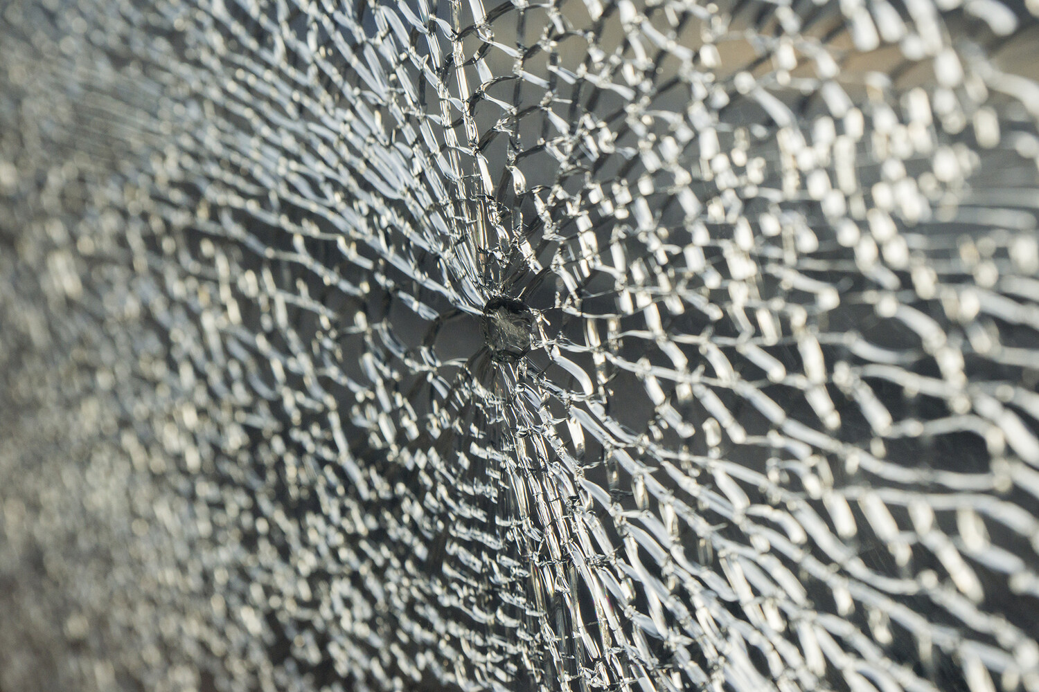 Обломки БПЛА повредили торговый центр в Воронежской области