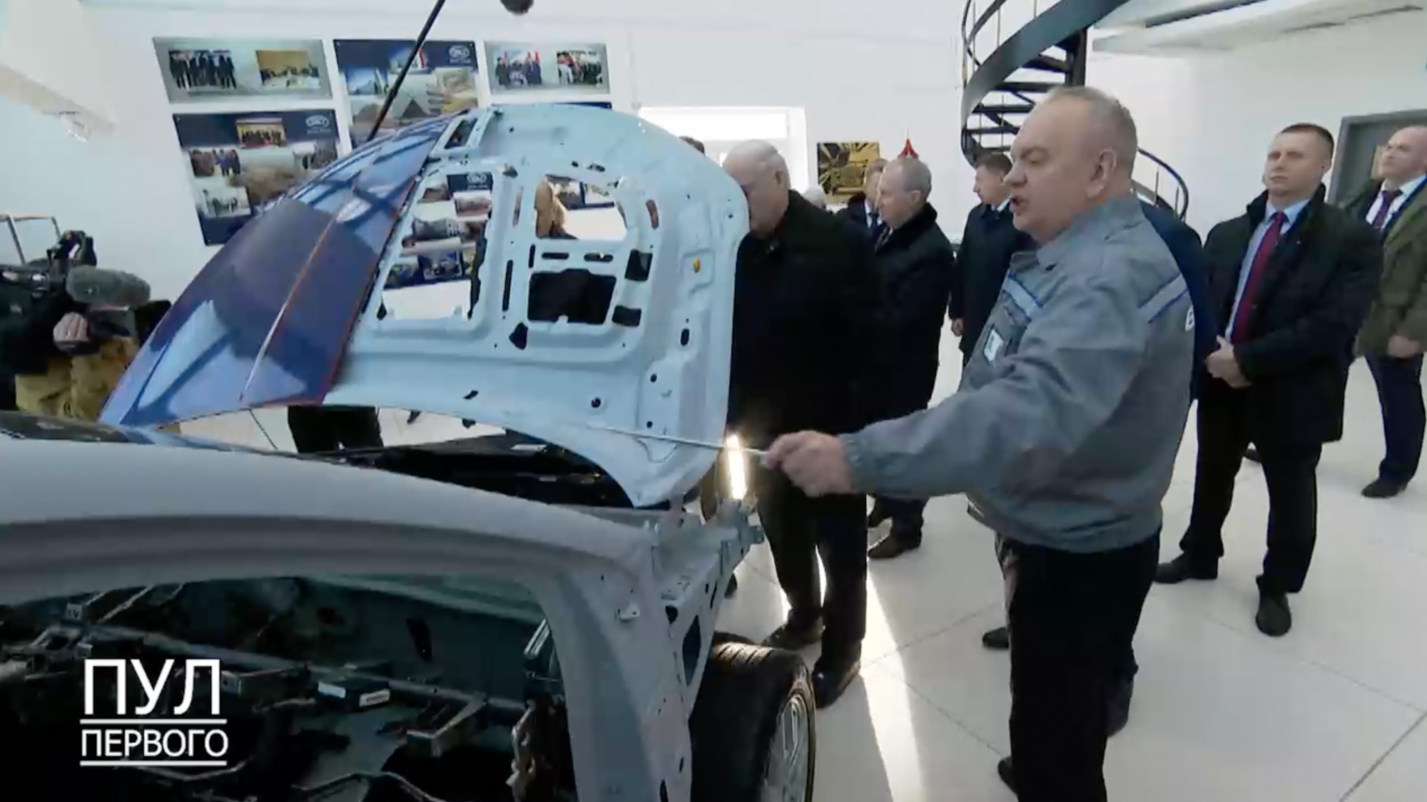 Лукашенко показали белорусское авто с комплектующими из России