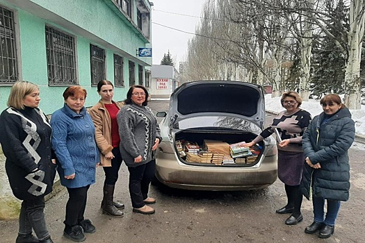 Волонтер Елена Лесовая возит в донецкую глубинку книги, которые нужны людям как хлеб