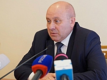 «Такое вижу впервые». Общественник заметил разбросанные по улице газеты с кандидатом в мэры Хабаровска