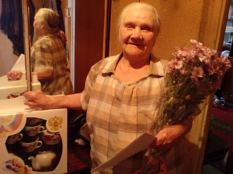 В Вешняках поздравили долгожительницу с 90-летием